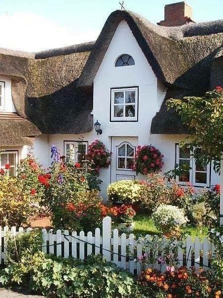 A roundup of Cozy, Charming Cottages via Life on Shady Lane blog