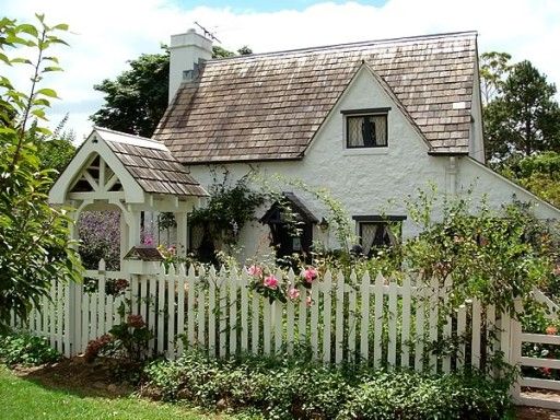 A roundup of Cozy, Charming Cottages via Life on Shady Lane blog