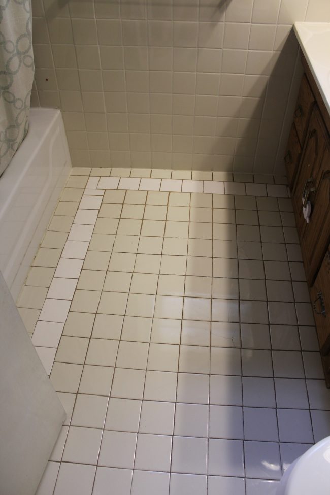 Black and White Stenciled Bathroom Floor: BEFORE