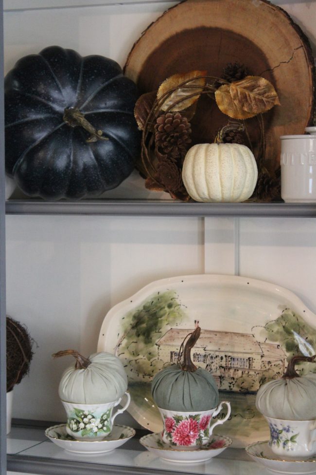 Early Fall home tour - a fresh and simply styled home with neutrals, cool tones, and touches of traditional Fall colors