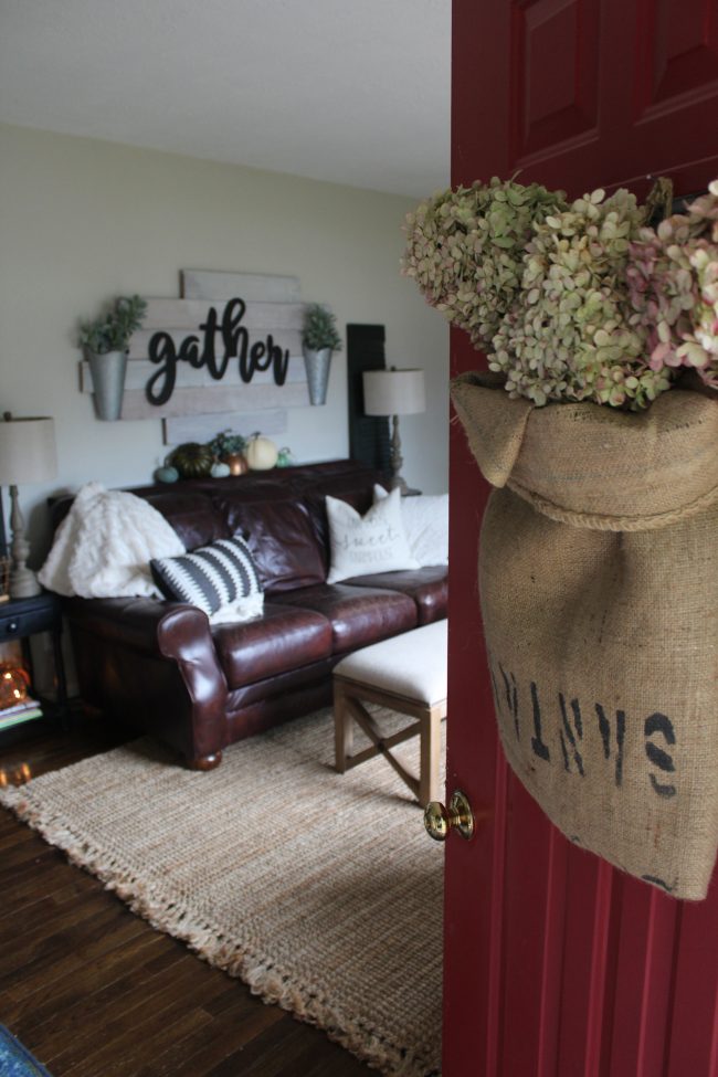 Early Fall home tour - a fresh and simply styled home with neutrals, cool tones, and touches of traditional Fall colors
