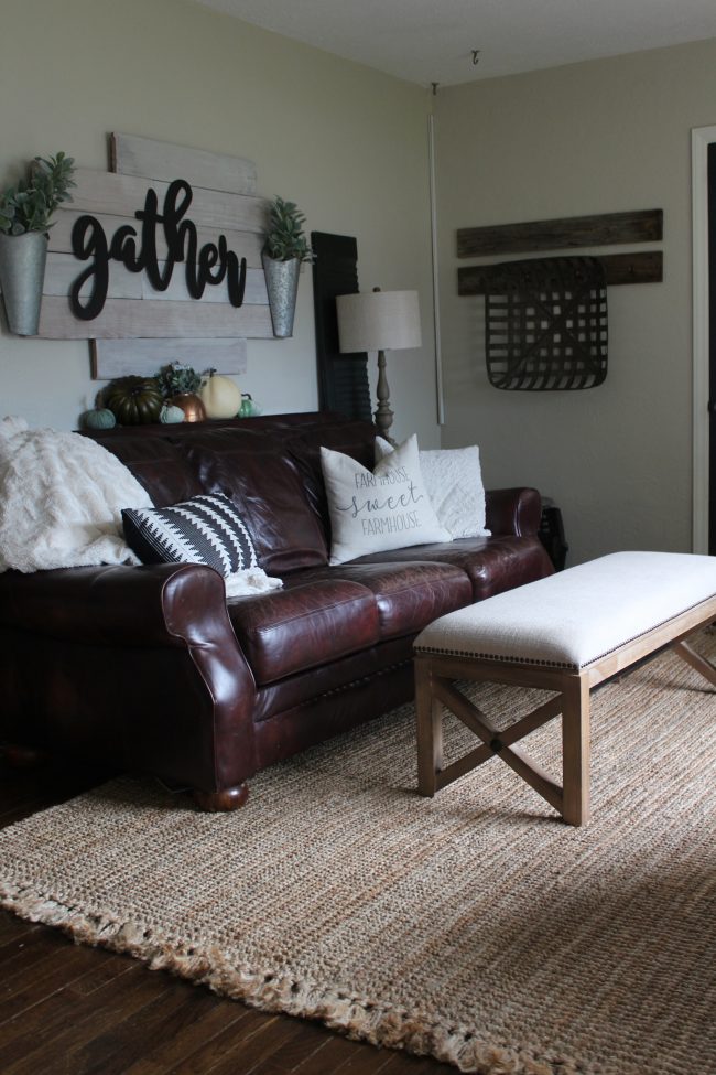 Early Fall home tour - a fresh and simply styled home with neutrals, cool tones, and touches of traditional Fall colors