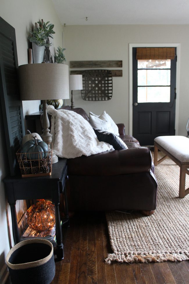 Early Fall home tour - a fresh and simply styled home with neutrals, cool tones, and touches of traditional Fall colors