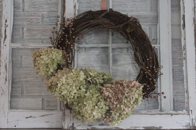 Hydrangea Wreath with Copper Accents - a simple DIY project that's SO inexpensive, but so pretty, too! Kansas City life, home, and style blogger Megan Wilson shares a DIY hydrangea wreath with copper accents | Life on Shady Lane \\ @shadylaneblog