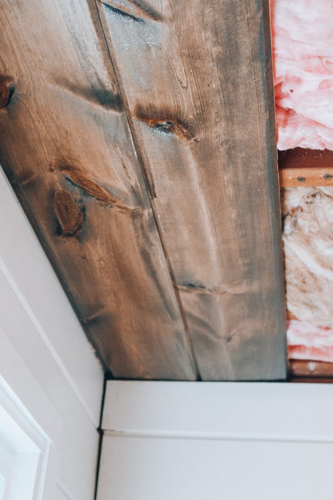 DIY wood plank ceiling - how to easily install a shiplap ceiling in your home // No-nonsense project tutorial to make planking your ceiling simple