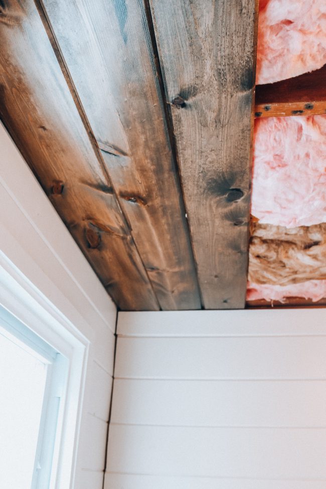 DIY wood plank ceiling - how to easily install a shiplap ceiling in your home // No-nonsense project tutorial to make planking your ceiling simple