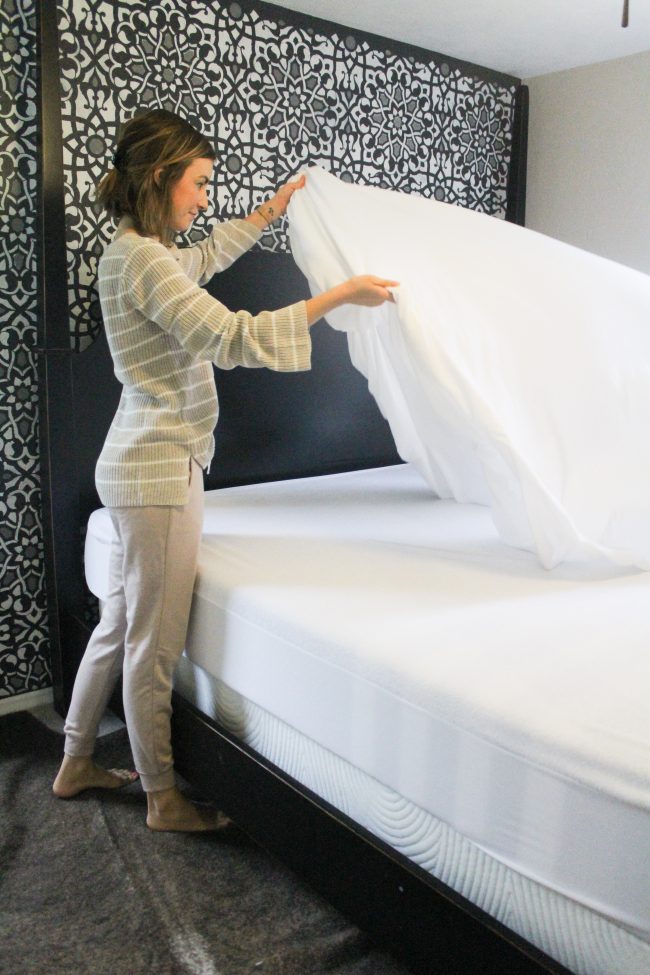 How to make the perfect bed // Linen bedding // White bedding master bedroom - Kansas City life, home, and style blogger Megan Wilson shares her tips for creating a hotel-worthy bed | #hotelbed 