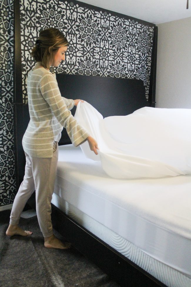 How to make the perfect bed // Linen bedding // White bedding master bedroom - Kansas City life, home, and style blogger Megan Wilson shares her tips for creating a hotel-worthy bed | #hotelbed 