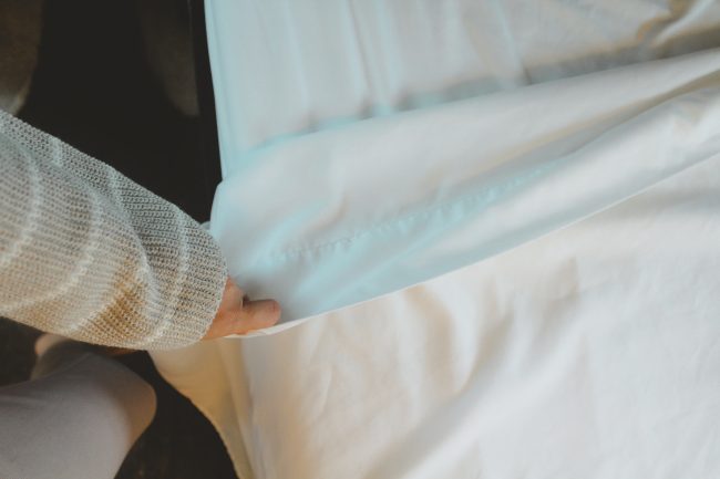 How to make the perfect bed // Linen bedding // White bedding master bedroom - Kansas City life, home, and style blogger Megan Wilson shares her tips for creating a hotel-worthy bed | #hotelbed 