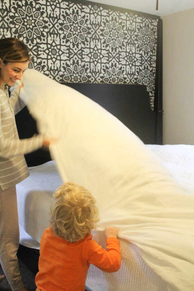 How to make the perfect bed // Linen bedding // White bedding master bedroom - Kansas City life, home, and style blogger Megan Wilson shares her tips for creating a hotel-worthy bed | #hotelbed 