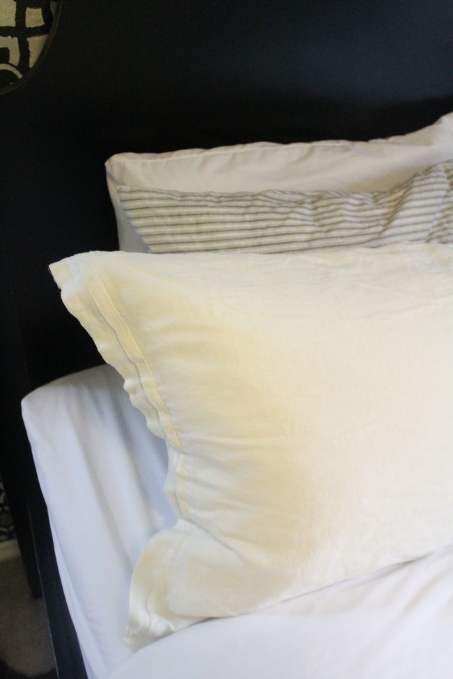 How to make the perfect bed // Linen bedding // White bedding master bedroom - Kansas City life, home, and style blogger Megan Wilson shares her tips for creating a hotel-worthy bed | #hotelbed 