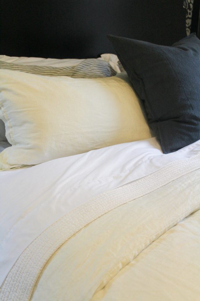 How to make the perfect bed // Linen bedding // White bedding master bedroom - Kansas City life, home, and style blogger Megan Wilson shares her tips for creating a hotel-worthy bed | #hotelbed 