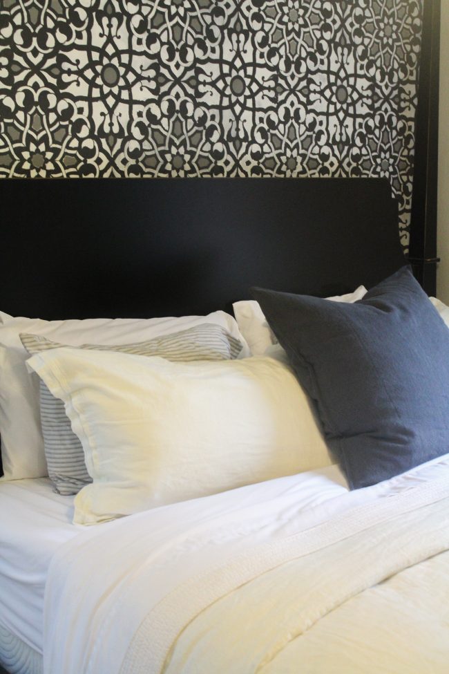 How to make the perfect bed // Linen bedding // White bedding master bedroom - Kansas City life, home, and style blogger Megan Wilson shares her tips for creating a hotel-worthy bed | #hotelbed 