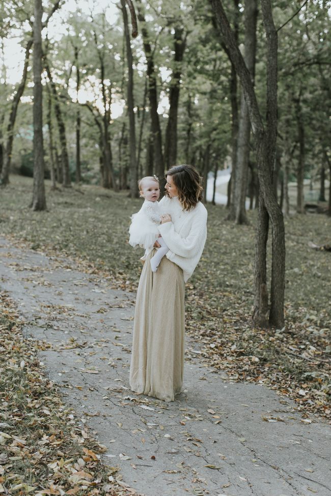 FALL and HOLIDAY family photo outfit ideas, neutral outfits for outdoor family photos