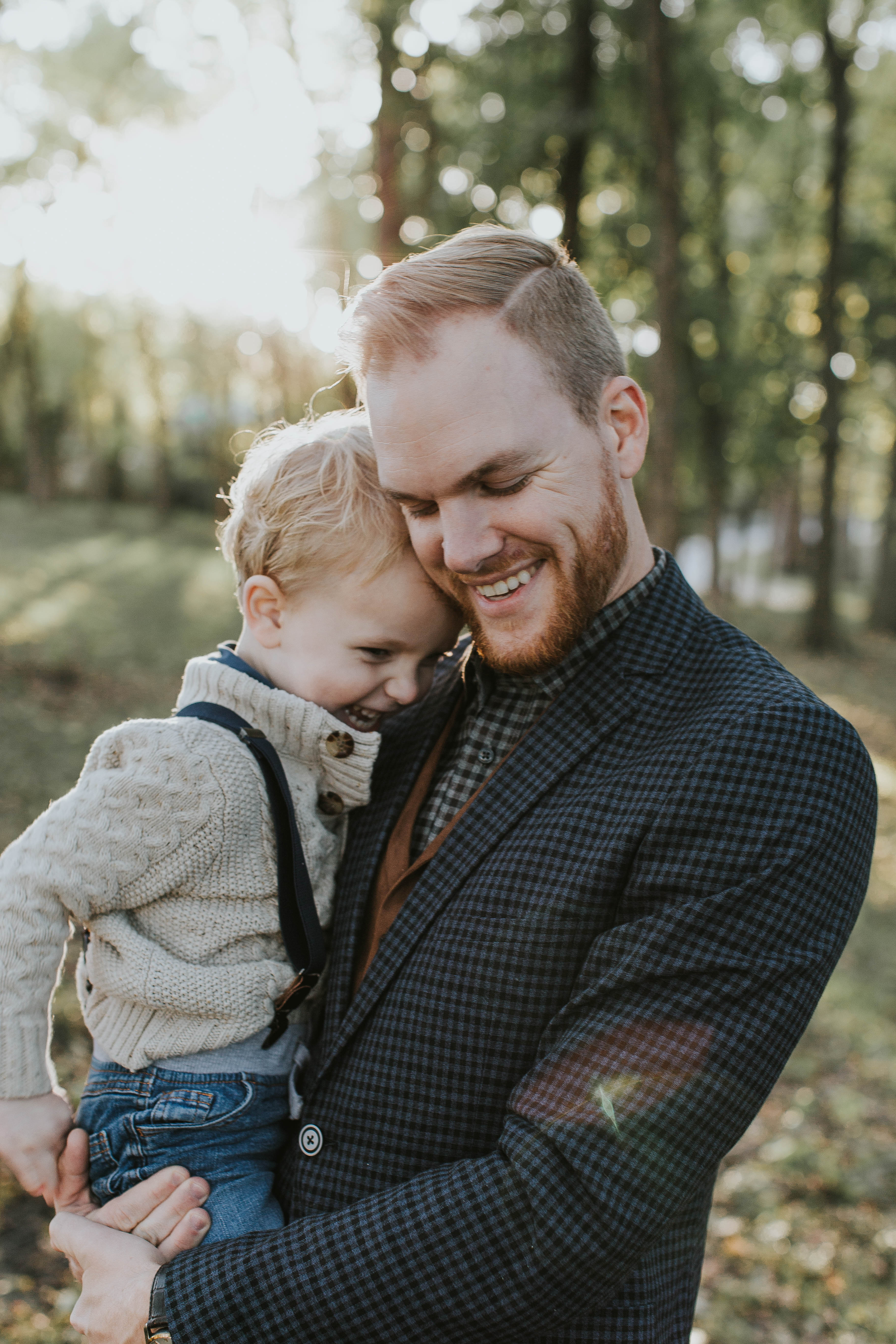 FALL and HOLIDAY family photo outfit ideas, neutral outfits for outdoor