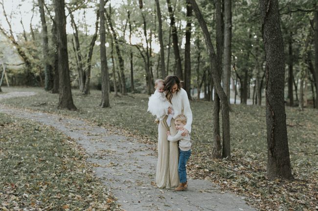 FALL and HOLIDAY family photo outfit ideas, neutral outfits for outdoor family photos