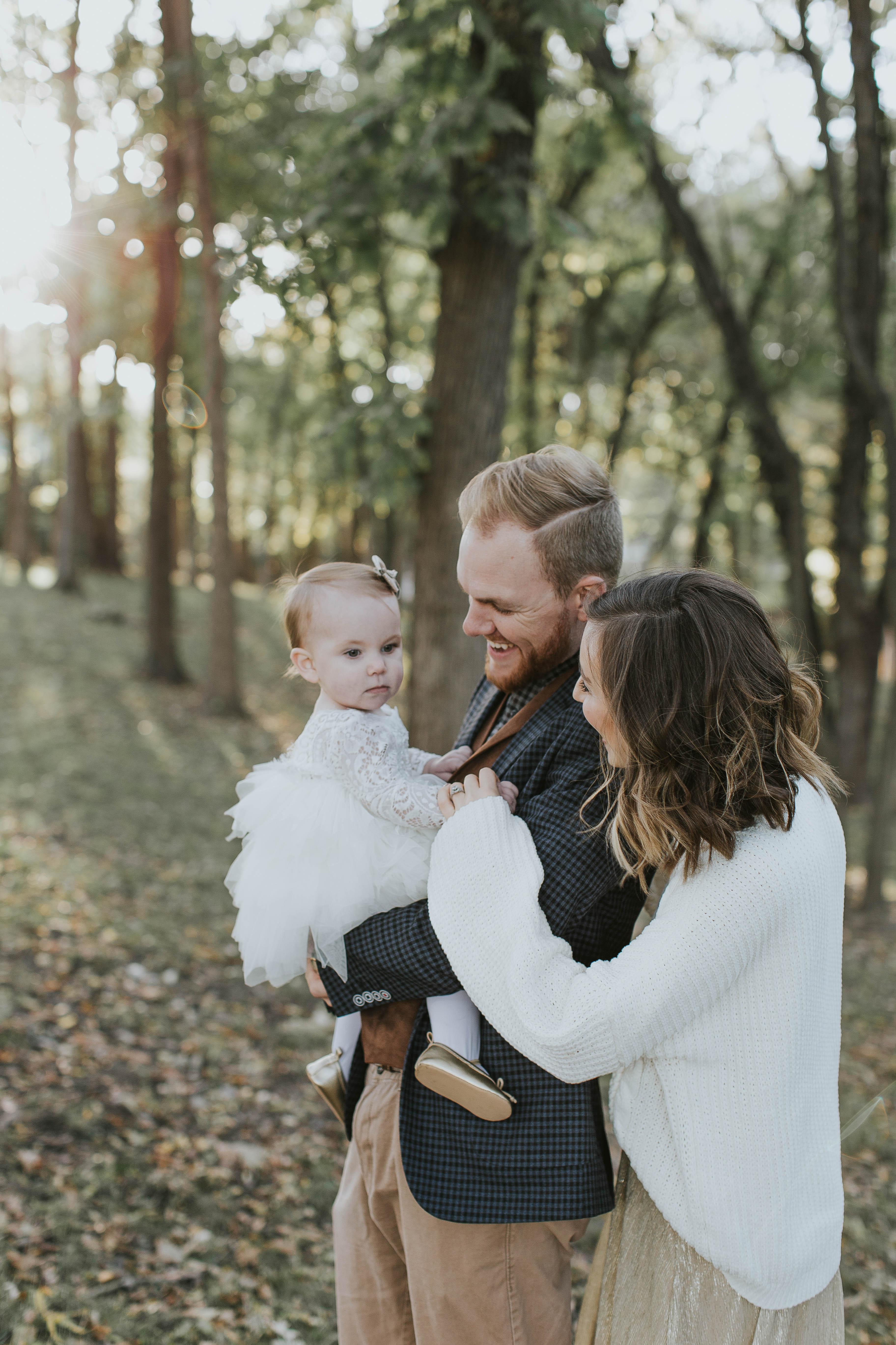 FALL and HOLIDAY family photo outfit ideas, neutral outfits for outdoor