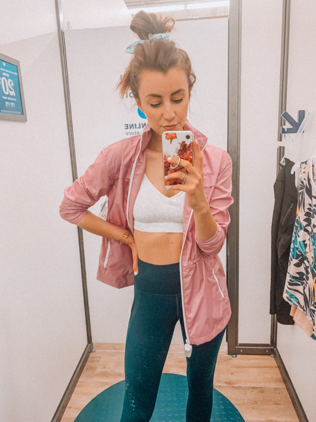 Workout style, sports bra and leggings outfit || Kansas City life, home, and style blogger Megan Wilson shares her picks from Old Navy