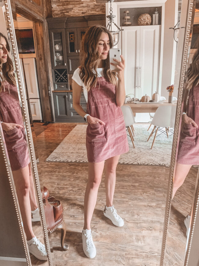 pink jumper, fall outfits 2020, white tee shirt outfit and sneakers for fall, white shoes in fall, fall outfit