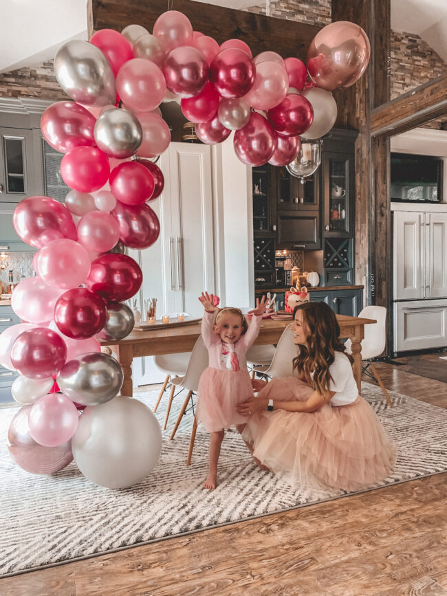 How to make a balloon garland! This post will show you a step-by-step guide to creating your own beautiful balloon garland or balloon arch. #balloongarland