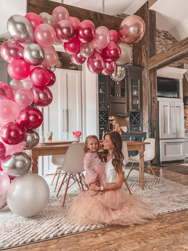 How to make a balloon garland! This post will show you a step-by-step guide to creating your own beautiful balloon garland or balloon arch. #balloongarland