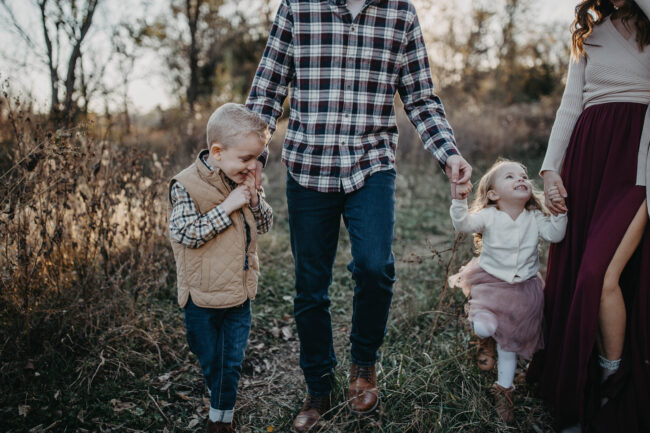 Family Photo outfits - with everything linked so it's super simple to shop, order, and get those family pictures taken! Fall and holiday 