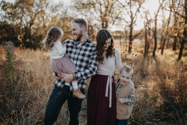 Family Photo outfits - with everything linked so it's super simple to shop, order, and get those family pictures taken! Fall and holiday 