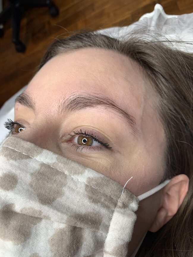 Microblading eyebrows before and after | I'm sharing the entire microblading process - from start to finish (including progress pictures while my eyebrows heal!) | Plus, a Q & A with the microblading artist! | Kansas City life, home, and style blogger Megan Wilson shares her microblading experience (@shadylaneblog on Instagram)