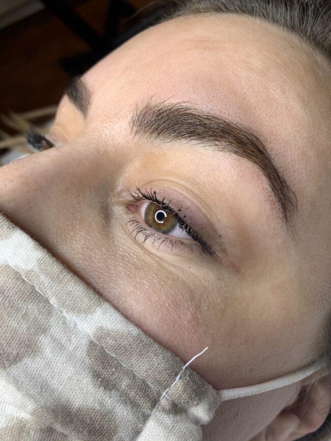 Microblading eyebrows before and after | I'm sharing the entire microblading process - from start to finish (including progress pictures while my eyebrows heal!) | Plus, a Q & A with the microblading artist! | Kansas City life, home, and style blogger Megan Wilson shares her microblading experience (@shadylaneblog on Instagram)