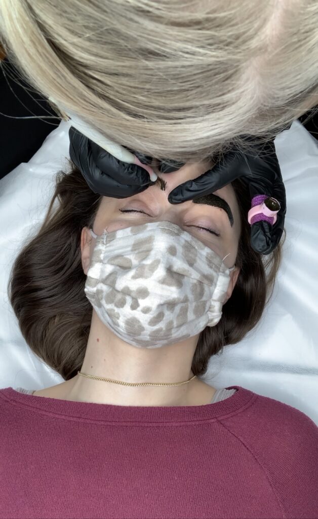 Microblading eyebrows before and after | I'm sharing the entire microblading process - from start to finish (including progress pictures while my eyebrows heal!) | Plus, a Q & A with the microblading artist! | Kansas City life, home, and style blogger Megan Wilson shares her microblading experience (@shadylaneblog on Instagram)