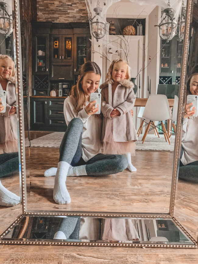 Outfits for family pictures | Ideas for your fall, winter, and Christmas family photos with cozy layers for extra warmth.There's something for the whole fam!