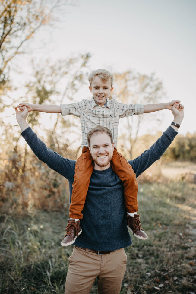 Fall and holiday family photo outfits - outfit ideas for the whole family! | Kansas City life, home, and style blogger Megan Wilson shares outfit inspiration for your family pictures